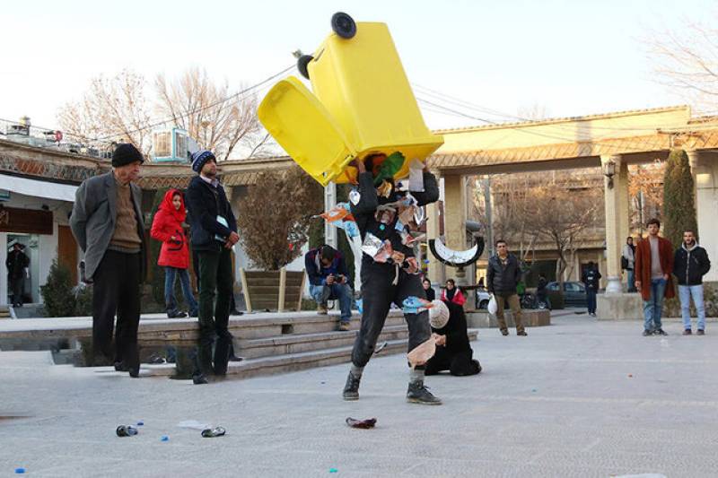 اولین جشنواره استانی تتاتر خیابانی در جنوب کرمان با موضوع «کاهش آسیب های اجتماعی» برگذار شد